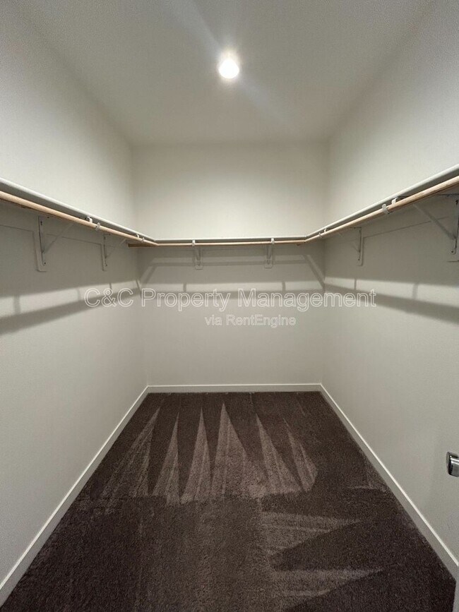 Building Photo - 711 Robert Ave