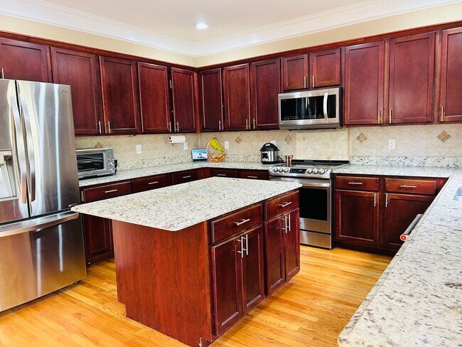 Building Photo - Incredible 4 bedroom/5 bath Tri-level home in Willoughby Park in NW Greensboro with finished base...