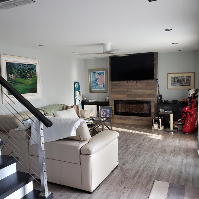 Building Photo - 825 Center St