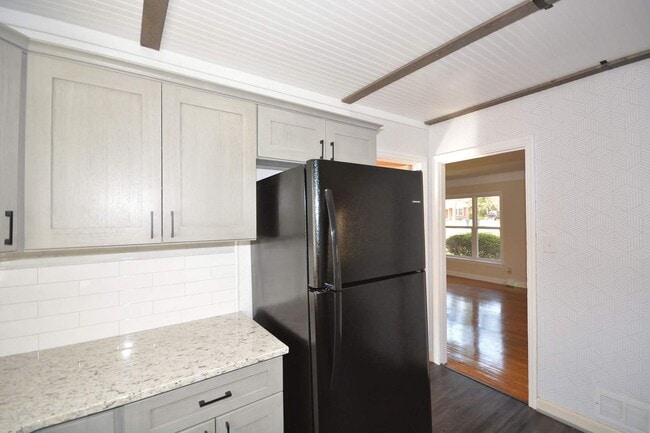 Building Photo - 4 Bed/3 Bath home w/fenced yard in Augusta - Available December 5, 2025