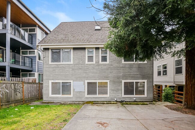 Building Photo - Leasing NOW -- Excellent 7 Bedroom/3 Bathroom Unit Near UW