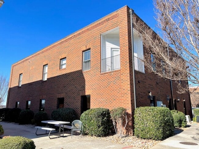 Building Photo - Upper Level Apartment in Wyndhurst with Gr...