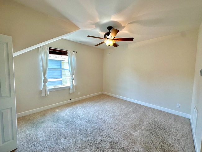 Building Photo - Spacious 3bed/3.5bath Townhome in West Sea...