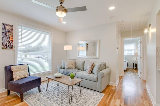 Building Photo - 6319 Thunderbird Dr