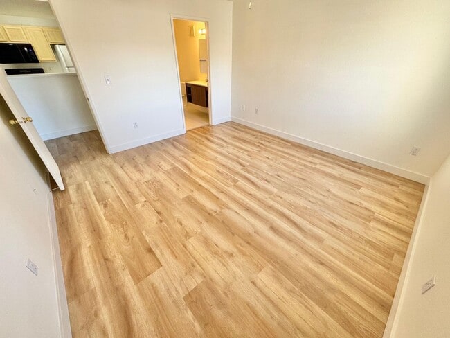 Building Photo - Resort-Style Living in Seven Hills!