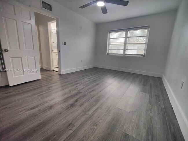 Building Photo - 2165 Bay Dr