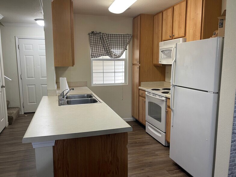 Building Photo - 835 Woodside Creek Dr