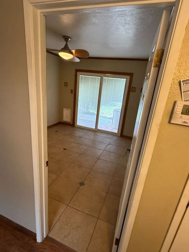 Building Photo - Updated Pool Home in Engler Estates