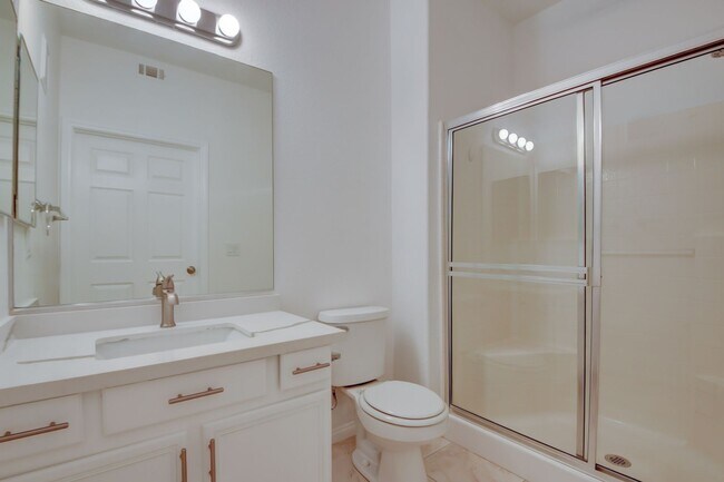 Building Photo - Beautiful 2BR / 2BA Renovated / Modern Con...