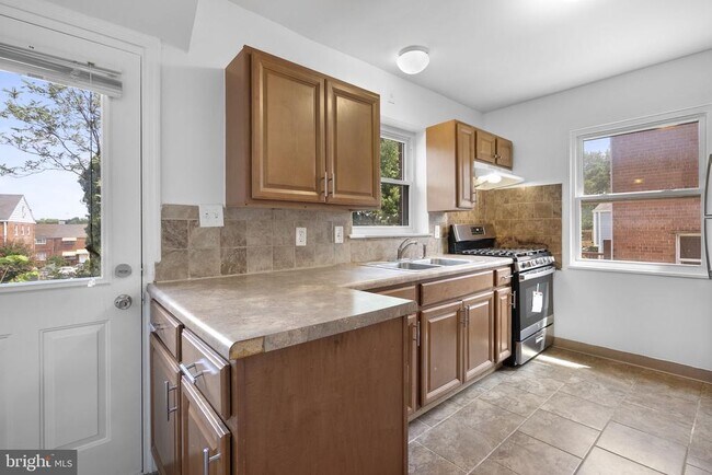 Building Photo - 6212 Carters Ln