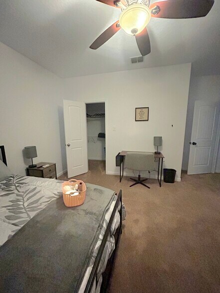 Building Photo - 13926 Bella Donna