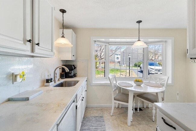 Building Photo - 320 Newbury St