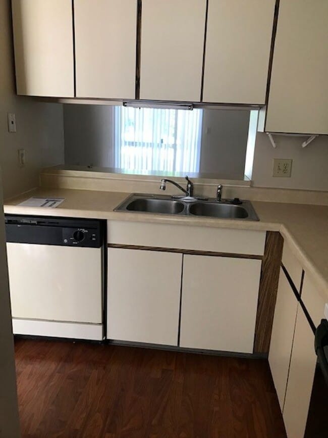 Building Photo - 3 bedroom, 2.5 bathroom townhome: Timber Ridge