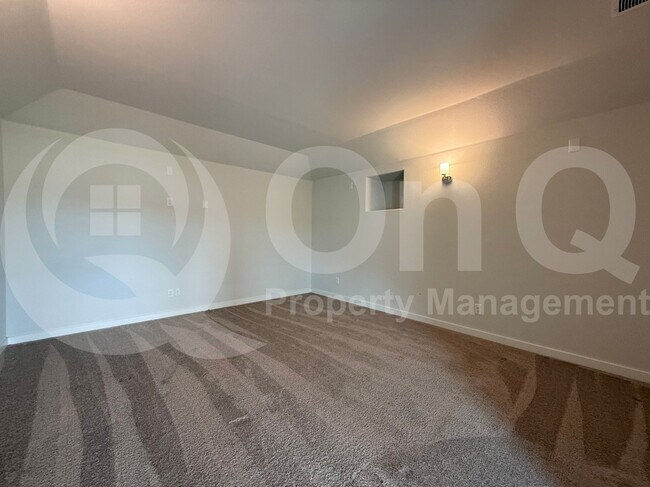 Building Photo - 405 Loganberry Dr