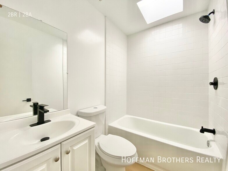 Building Photo - 136 S Oxford Ave