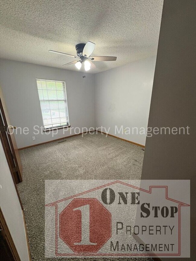 Building Photo - Beautiful 3 Bedroom / 2 Bathroom House in Blue Springs!