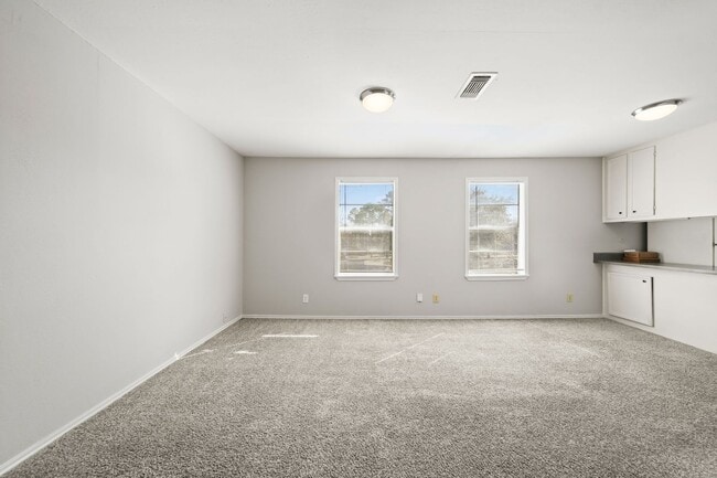 Building Photo - AVAILABLE NOW! - 18-MONTH MINIMUM LEASE REQUIRED