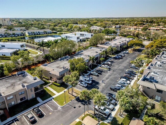 Building Photo - 370 Racquet Club Rd