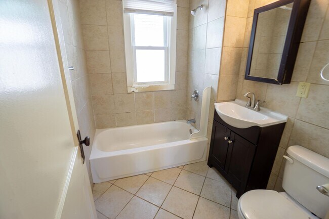 Building Photo - AVAILABLE 8/1/26 - Spacious First Floor Ap...