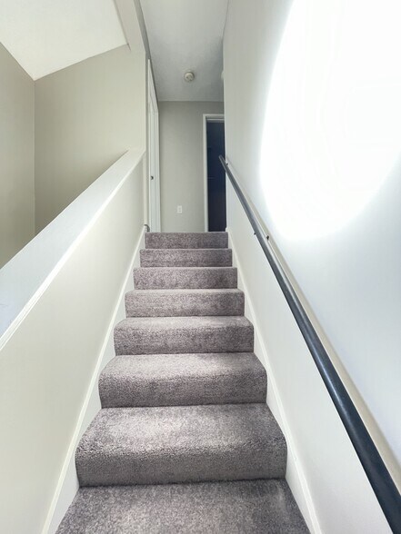 Building Photo - 6 Pin Oak Dr