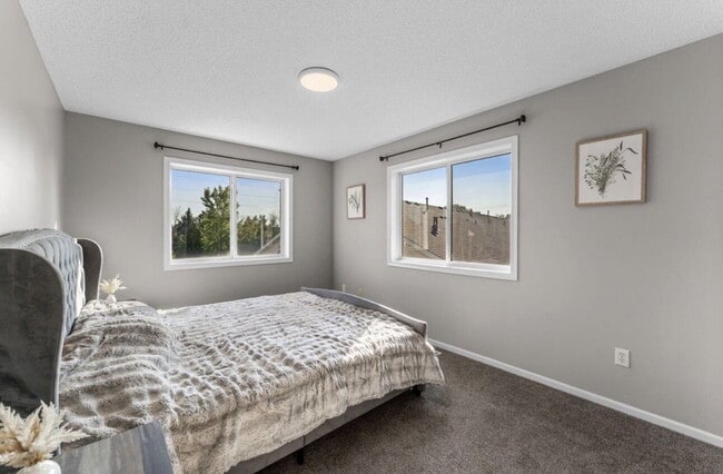 Building Photo - Elegant 3-Bed Single Family with Fireplace & Hardwood Floors in Shakopee – 2345 Sq Ft of Comfort