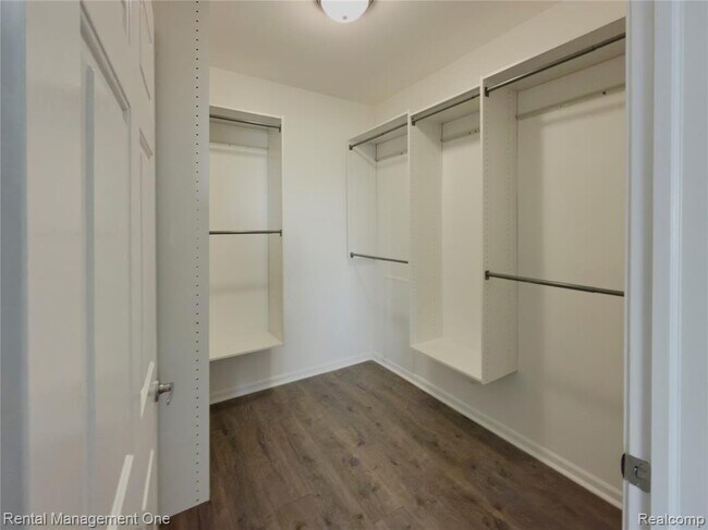 Building Photo - 5637 Twin Oaks Dr