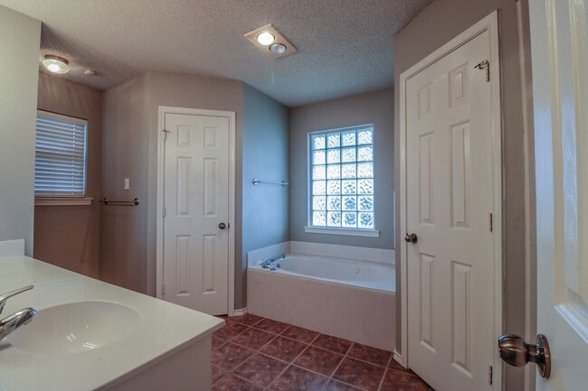 Building Photo - Enchanting 4-Bedroom in Northwest Lubbock