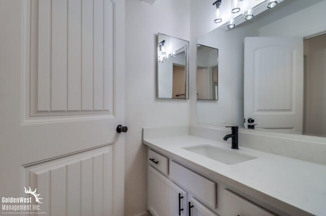 Building Photo - Newly Remodeled 2Bdm 1Ba Condo Located in Oceanside!