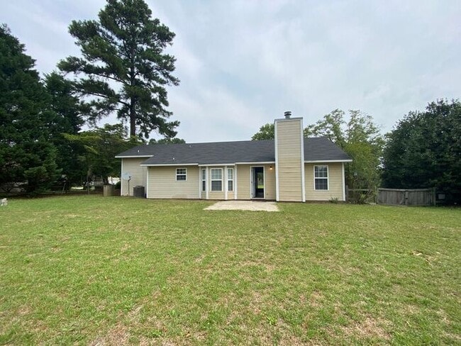 Building Photo - 3 Bedroom/3 Bath Ranch Close to Fort Liberty