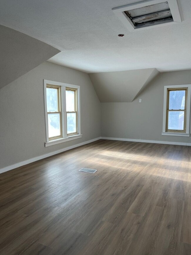 Primary Photo - 4 Bedroom Updated house!!