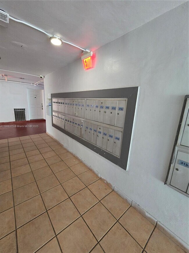 Building Photo - 120 Royal Palm Rd