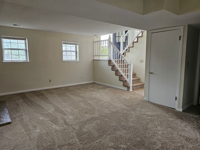 Building Photo - 2 Bedroom Home with Large Yard - Close to Waneka Lake Park