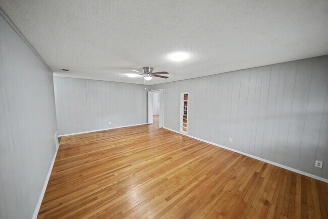 Building Photo - Classic Northeast San Antonio Gem with Two Living Areas - Realtor Commission: $500