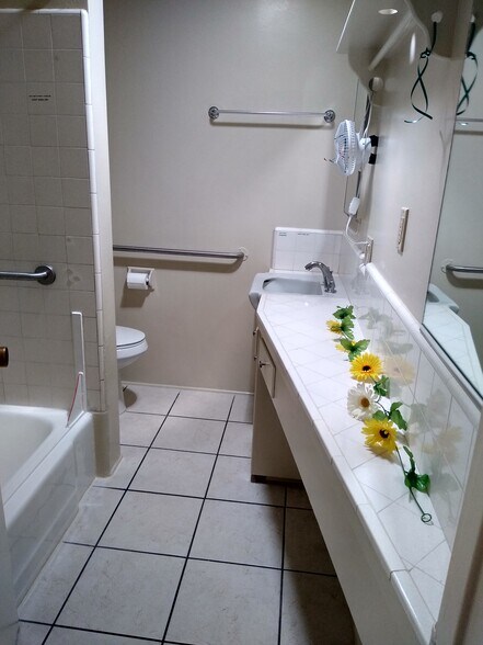 bath: #A - has bright skylight - sunny - 1843 E Palmyra Ave