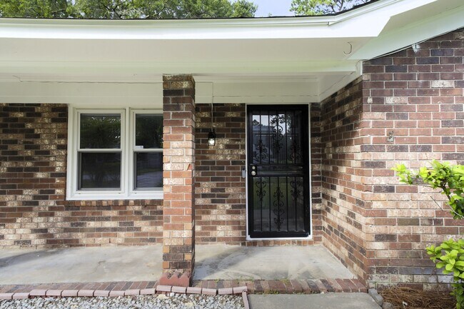 Building Photo - 637 McDowell Rd