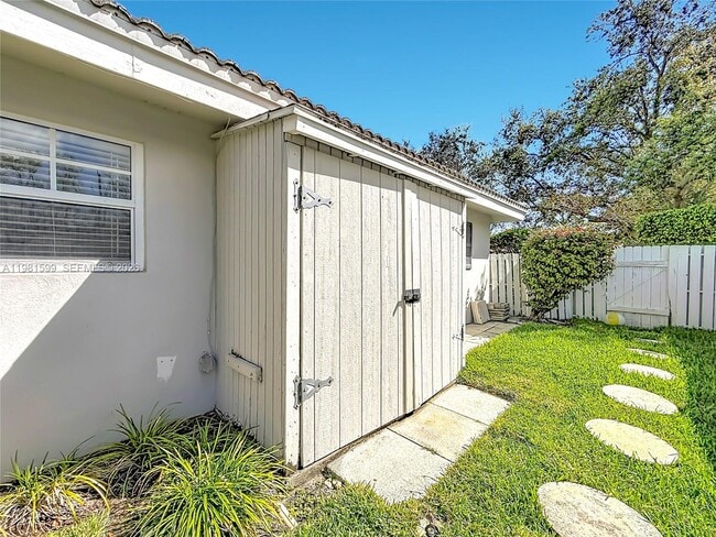 Building Photo - 2533 NE 21st Terrace