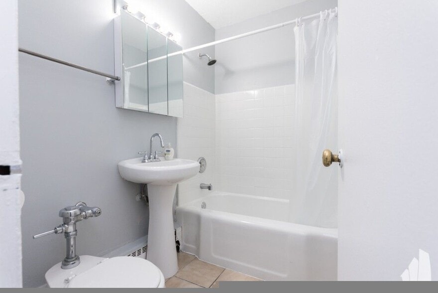 Building Photo - 7333 N Ridge Blvd