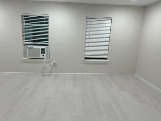 Building Photo - 10020 Losa Dr