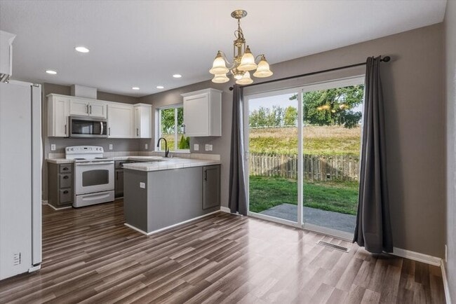 Building Photo - THREE BEDROOM PLUS BONUS OR FOURTH BEDROOM