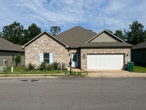 Building Photo - Nice 3 Bed 2 Bath House! Available Now!