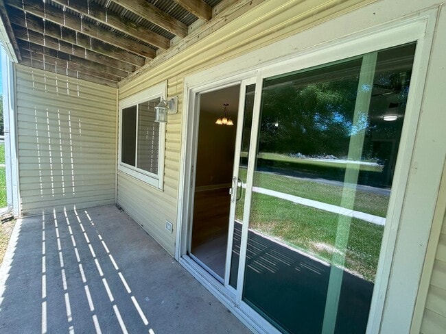 Building Photo - Updated two bedroom condo in Hampstead!
