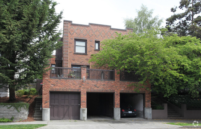 Primary Photo - 220 Belmont Ave E
