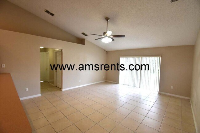 Building Photo - Spacious 3 bedroom 2 bath in Poinciana