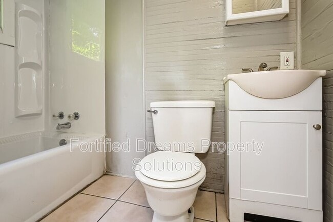 Building Photo - 1704 Lincoln Ave