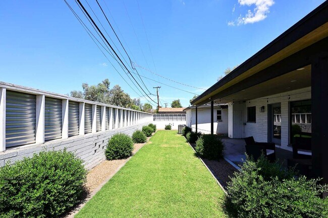 Building Photo - 716 W 11th St