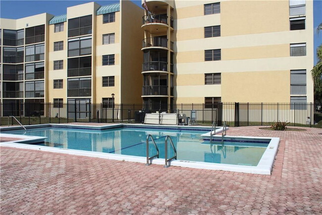 Building Photo - 6475 W Oakland Park Blvd