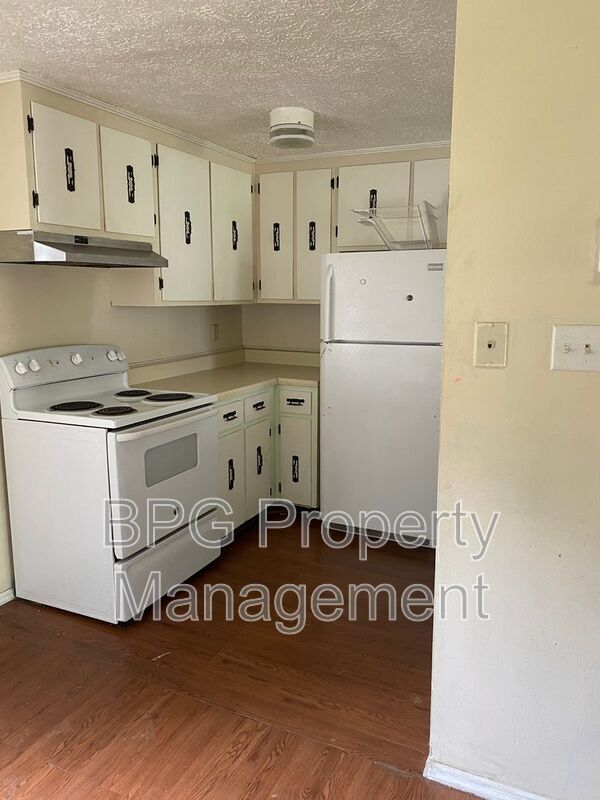 Building Photo - 123 Circle Dr