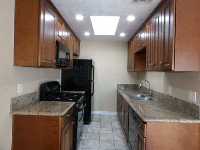 Building Photo - Spacious 2-Bed, 2-Bath Home with Resort-St...