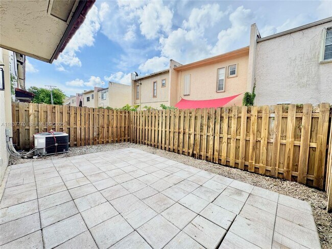 Building Photo - 3840 SW 52nd Ave