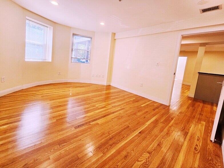 Building Photo - 1803 Beacon St